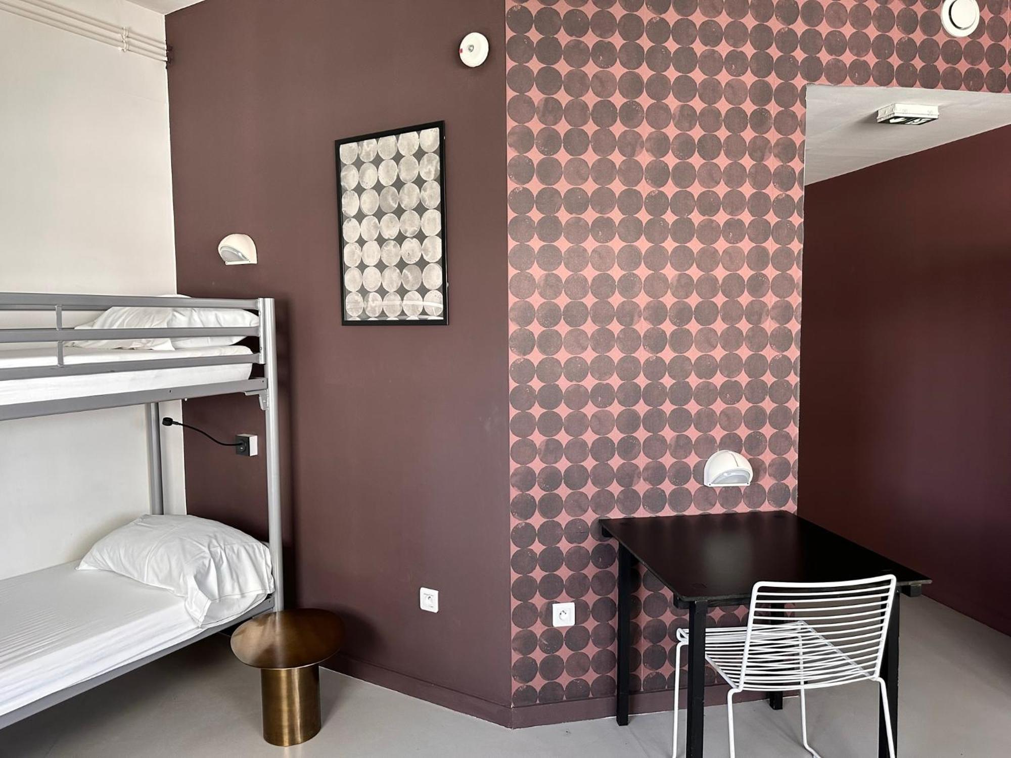 Dreibettzimmer mit Dusche
